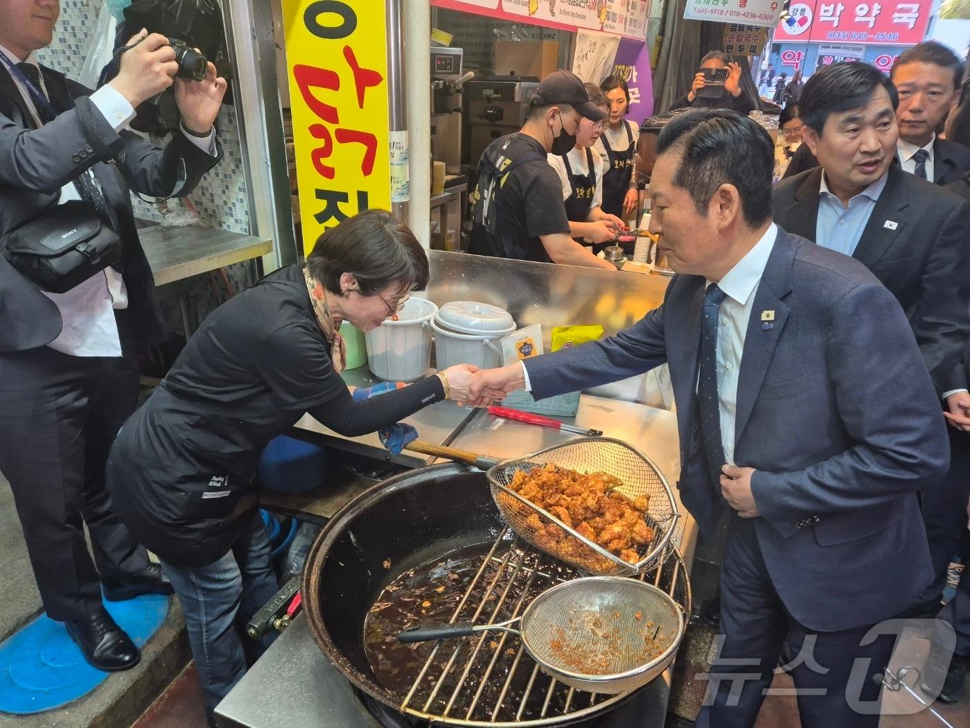 본문 이미지 - 정청래 더불어민주당 대표가 11일 민생현장 방문 일정으로 강원 강릉을 찾았다. 우상호 도지사 후보, 김중남 강릉시장 후보 등과 강릉중앙성남시장에서 시민들과 만나고 있다. 2026.4.11 ⓒ 뉴스1 윤왕근 기자