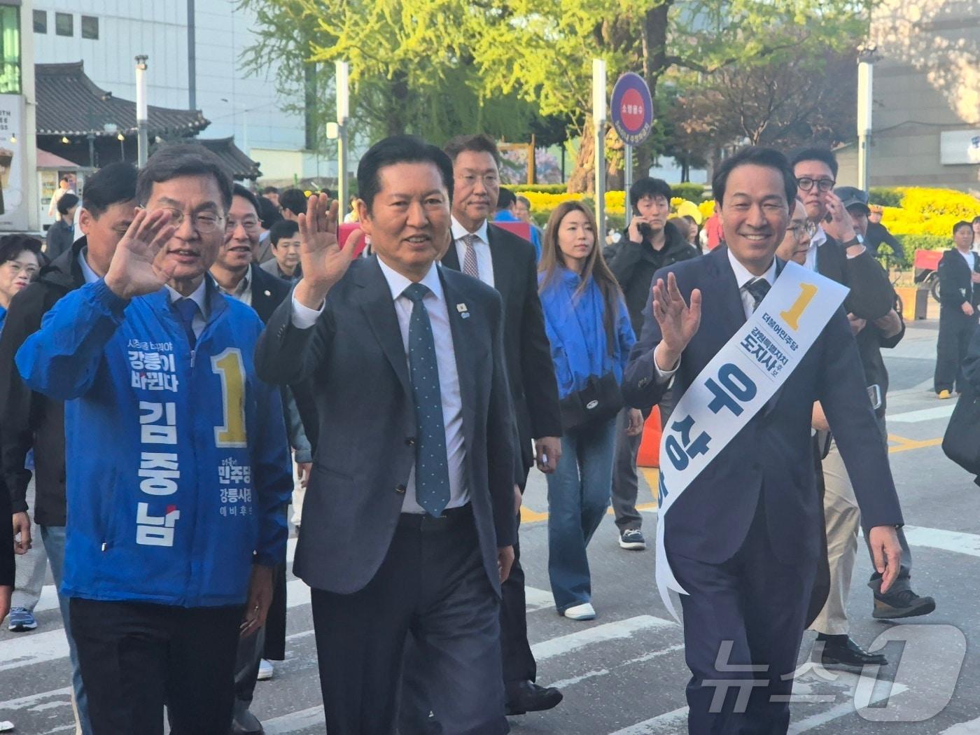 본문 이미지 - 정청래 더불어민주당 대표가 11일 민생현장 방문 일정으로 강원 강릉을 찾았다. 우상호 도지사 후보, 김중남 강릉시장 후보 등과 강릉중앙성남시장에서 시민들과 만나고 있다. 2026.4.11 ⓒ 뉴스1 윤왕근 기자