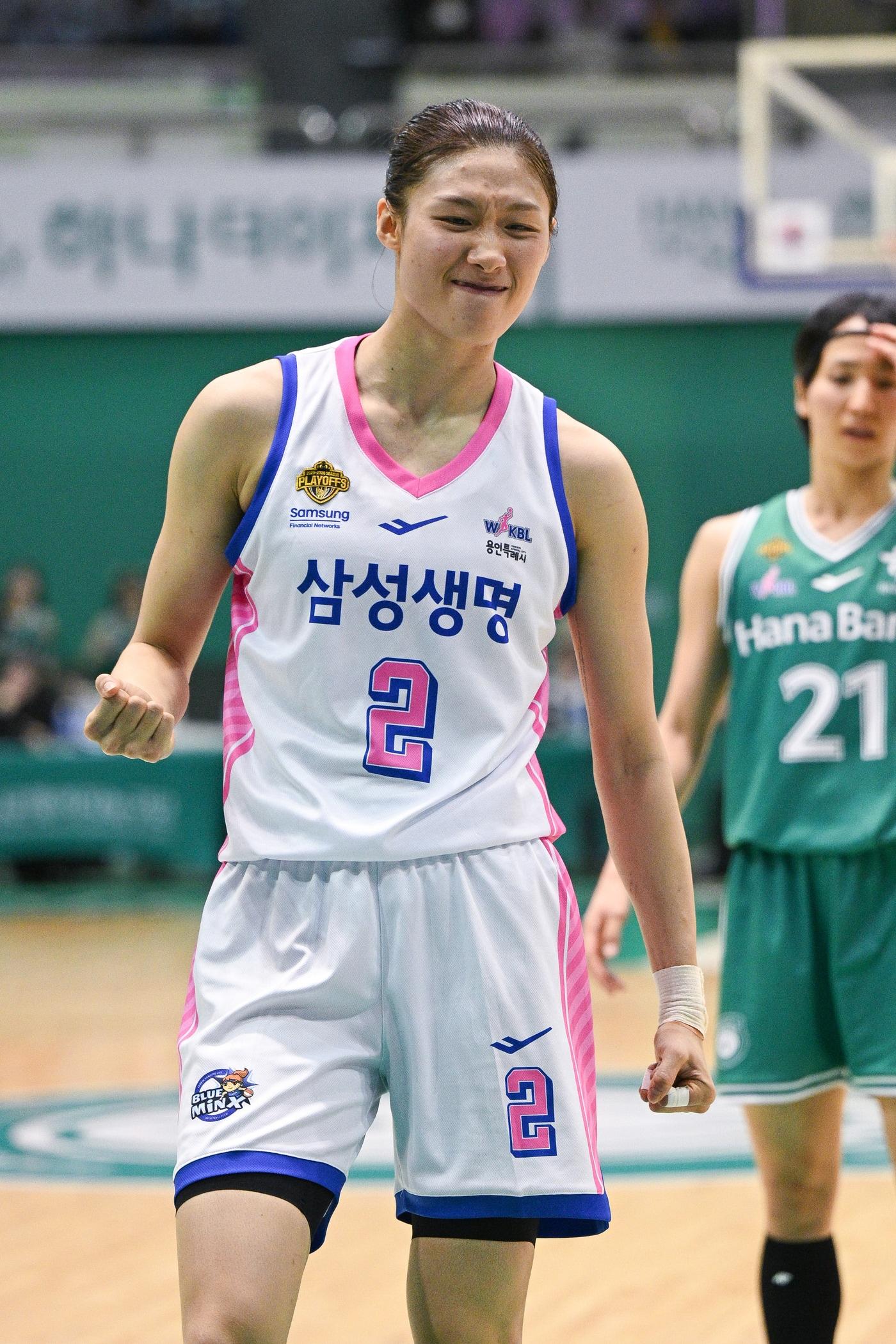본문 이미지 - 여자농구 삼성생명 이해란이 11일 하나은행과 플레이오프 2차전에서 환호하고 있다.(WKBL 제공)