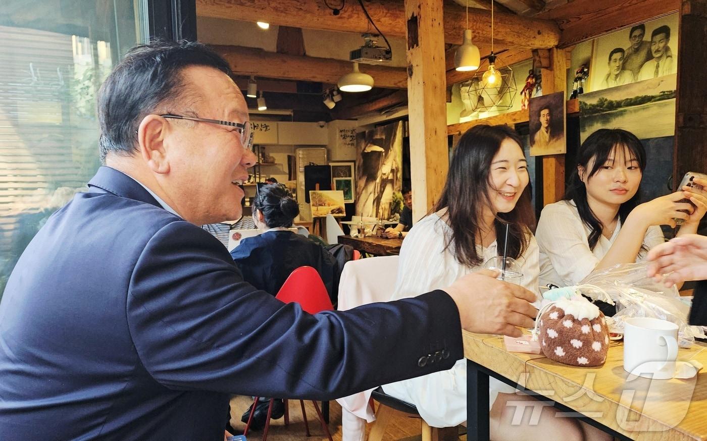 본문 이미지 - 김부겸 더불어민주당 대구시장 예비후보가 11일 오후 대구 중구의 복합문화공간인 라일락뜨락1956을 찾아 시민들과 인사를 나누고 있다. 2026.4.11 ⓒ 뉴스1 남승렬 기자