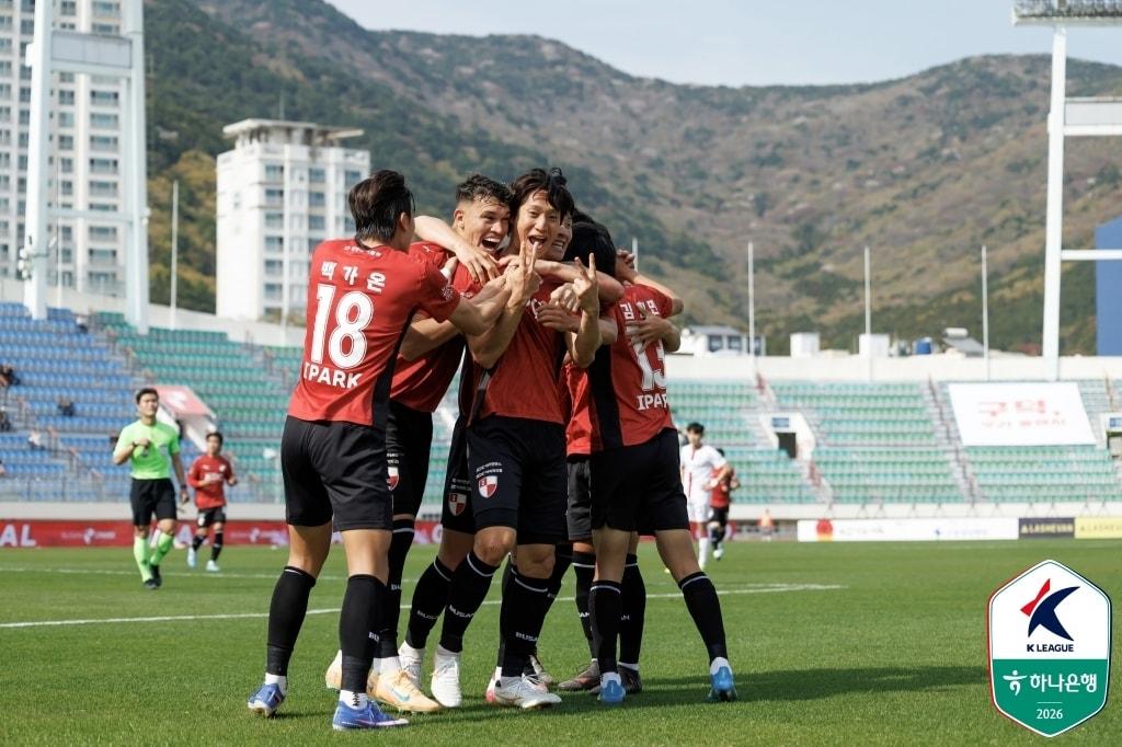 본문 이미지 - 개막 후 7경기 연속 무패 행진을 이어가는 부산 아이파크(한국프로축구연맹 제공)