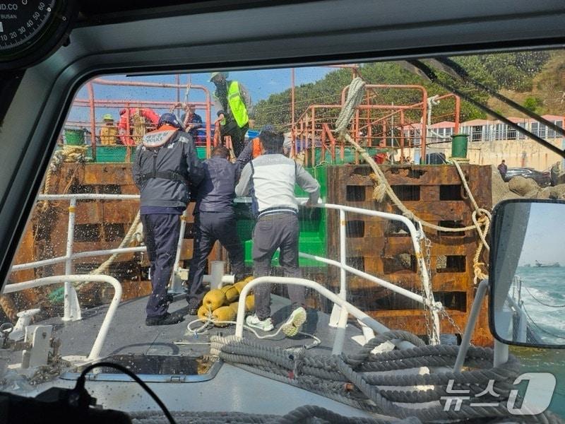 본문 이미지 - 11일 오후 2시 38분쯤 부산 태종대 인근 해상에서 운항 중이던 유람선에 응급환자가 발생해 해경이 이송하고 있다.(부산해경 제공. 재판매 및 DB금지)