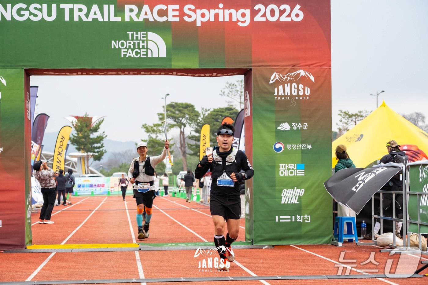 본문 이미지 - 2026 장수트레일레이스 Spring with 노스페이스 70k(38k 단축 운영) 코스를 피니시하는 순간 기자의 모습. (사진= 포토그래퍼 @wildbaek 집밖백선생) /뉴스1