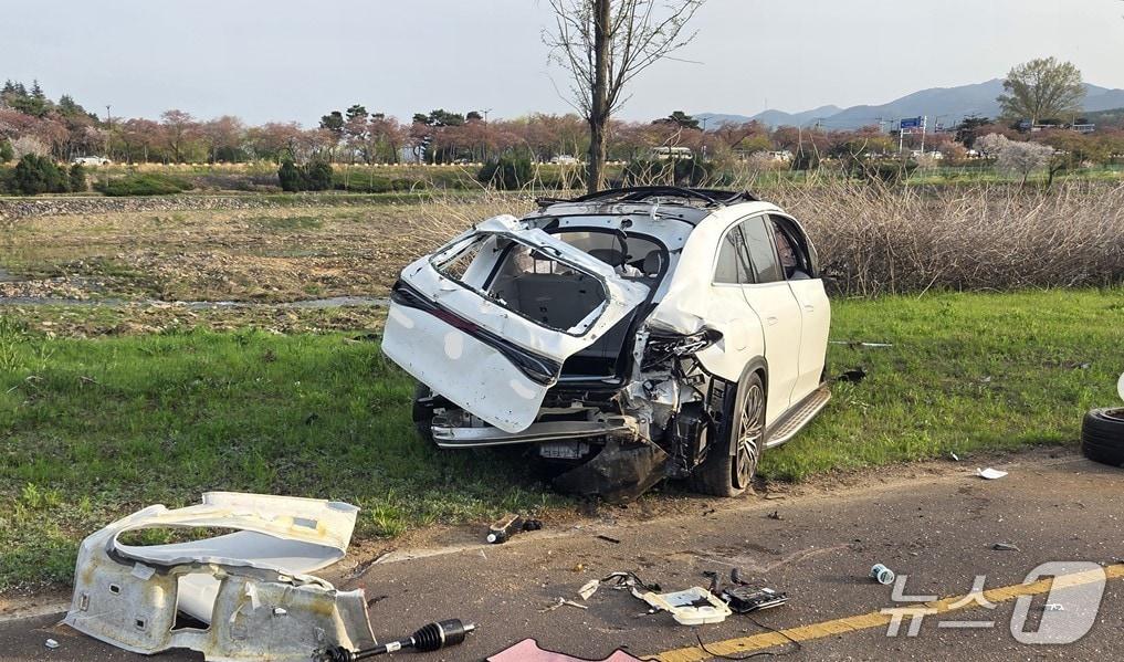 본문 이미지 - 가드레일 충돌 후 5m 아래로 추락한 승용차 1대가 형체를 알아보기 어려울 정도로 파손돼 있다. (경북소방본부 제공. 재판매 및 DB 금지)