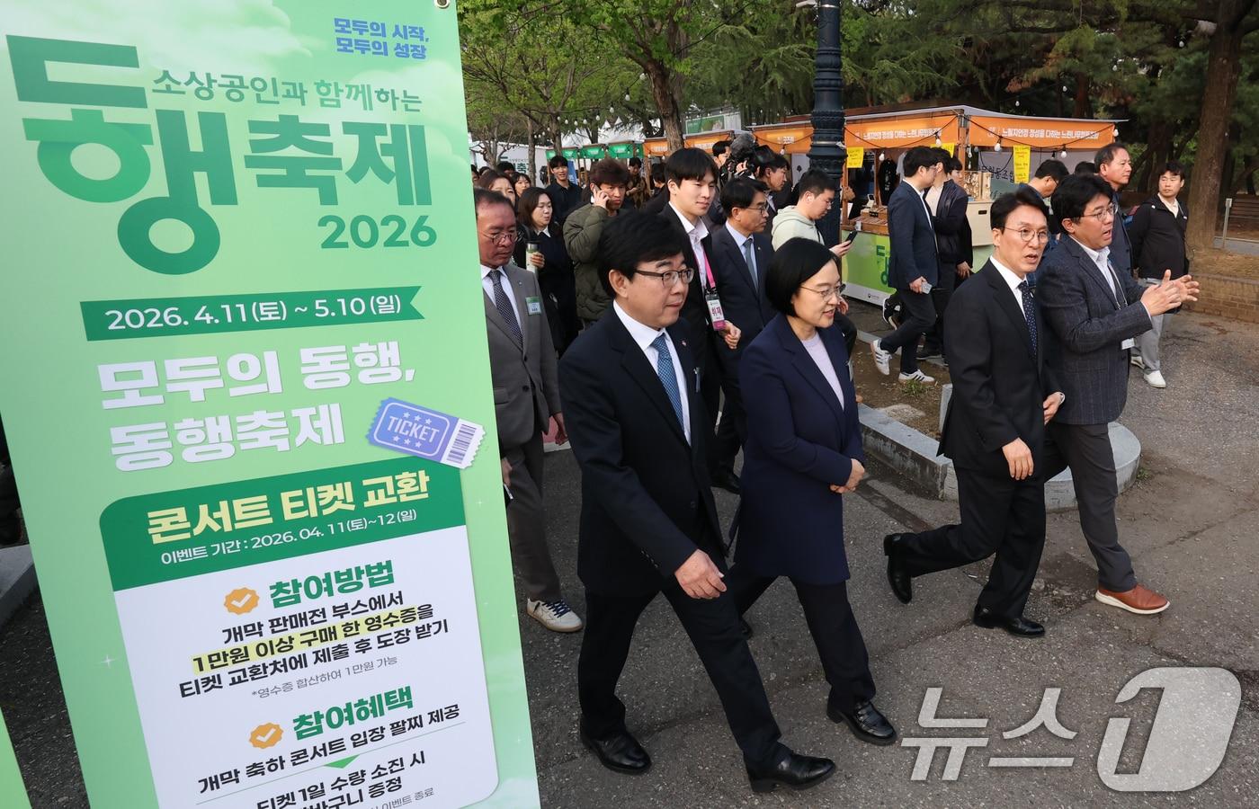 본문 이미지 - 왼쪽부터 인태연 소진공 이사장, 한성숙 중소벤처기업부 장관, 김민석 국무총리 등이 11일 전북 전주시 전주실내체육관에서 열린 동행축제 개막식에 참석해 참가 업체 부스 라운딩을 하고 있다. 2026.4.11 ⓒ 뉴스1 전북사진기자단