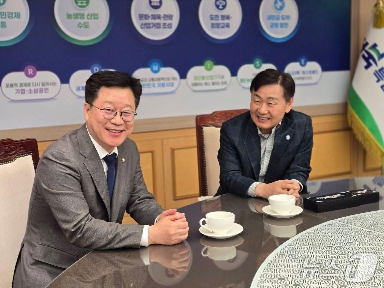 본문 이미지 - 김관영 전북지사(오른쪽)와 안호영 국회의원(왼쪽)./뉴스1 