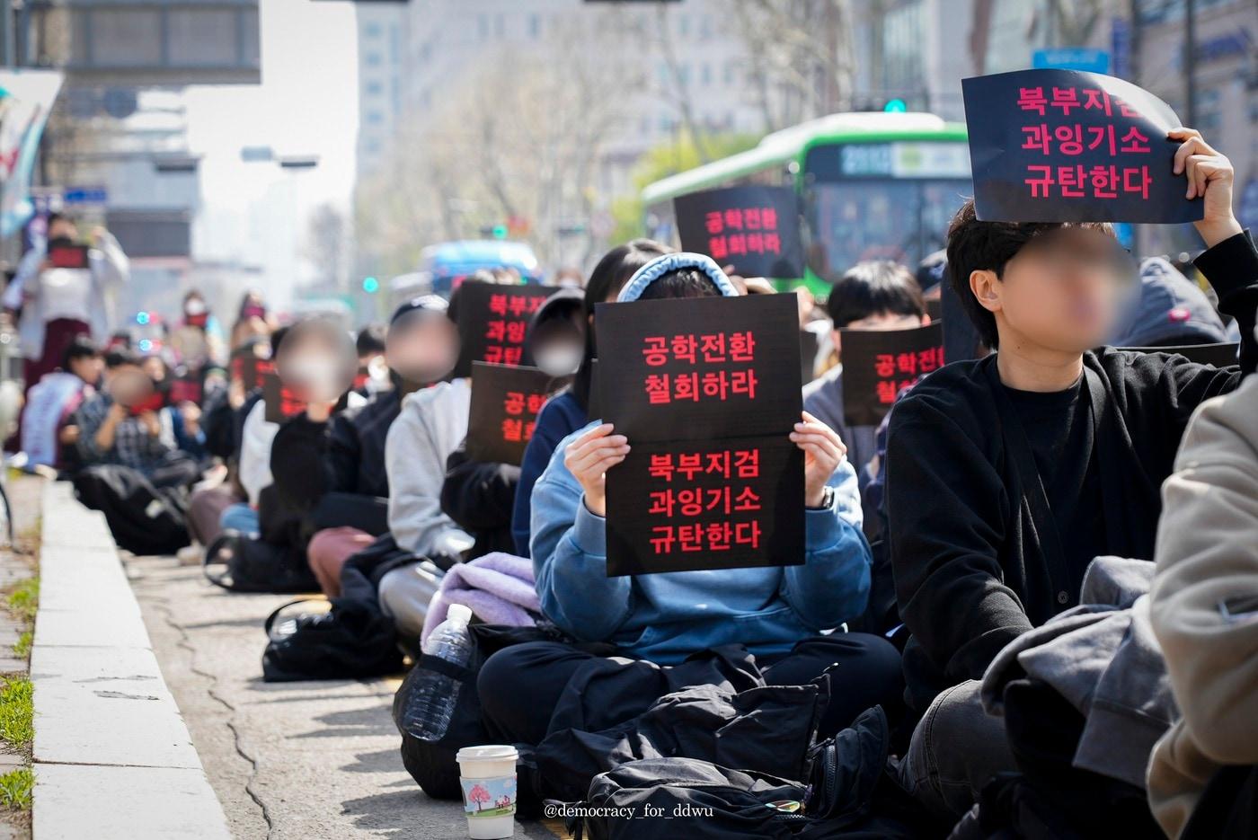 본문 이미지 - 11일 서울 혜화역 인근에서 열린 동덕여대 재학생연합 집회에서 학생들이 피켓을 들고 있다. (주최측 제공)