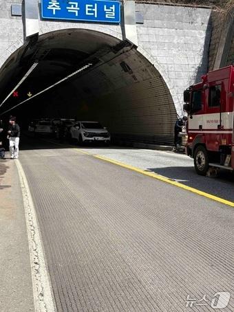 본문 이미지 - 화천 간동면 추곡터널 교통사고.(강원도소방본부 제공. 재판매 및 DB금지)/뉴스1