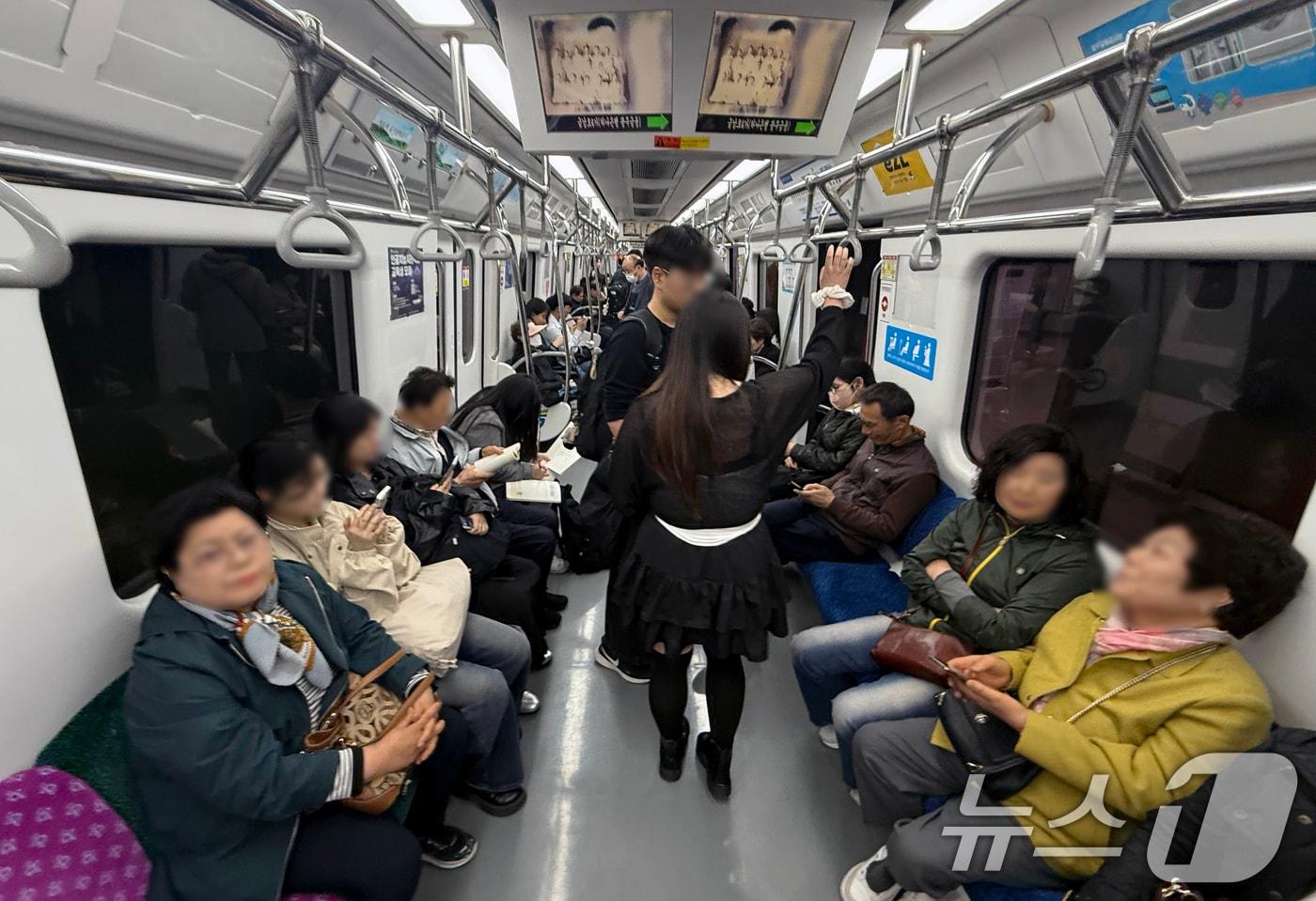 본문 이미지 - 지난 10일 오후 6시쯤 광주 도시철도 2호선을 이용하고 있는 승객들의 모습. 2026.4.12 ⓒ 뉴스1 이수민 기자