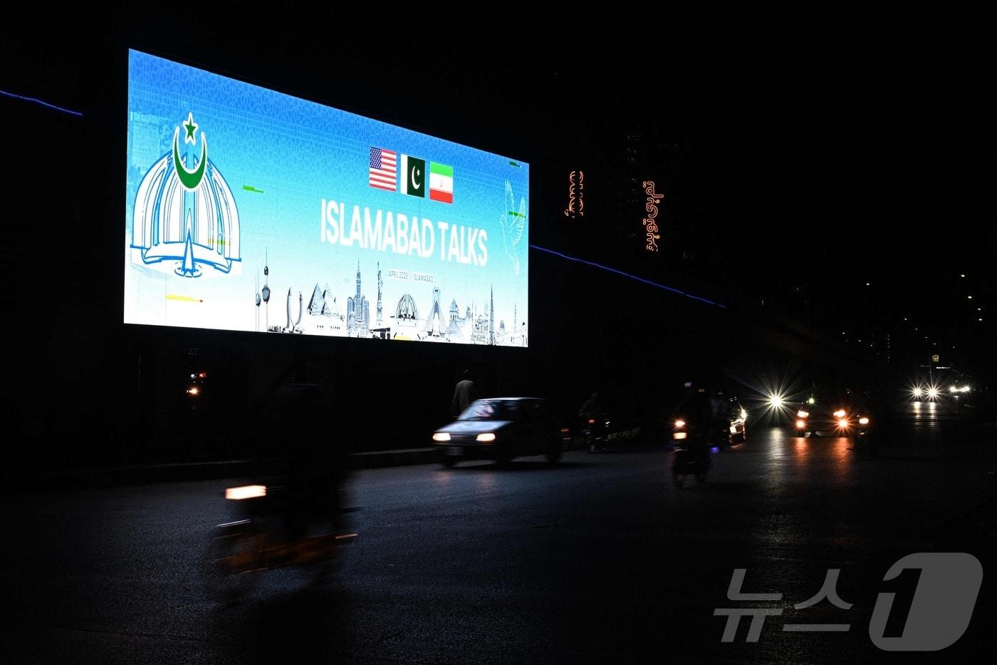 본문 이미지 - 파키스탄 이슬라마바드에서 미국과 이란의 평화 회담이 진행된 지난 11일(현지시간) 파키스탄 이슬라마바드 거리 곳곳에 미국과 이란의 협상을 홍보하는 포스터들이 붙어 있다. 1979년 이슬람 혁명 이후 가장 중요한 회담으로 평가되는 이번 협상에서 미국과 이란 관리들은 이날 파키스탄에서 대면 회담을 진행했으며, 중동을 폭력 사태로 몰아넣고 세계 경제를 뒤흔든 전쟁을 끝내기 위한 시도가 이뤄지고 있다. 2026.04.12 ⓒ AFP=뉴스1