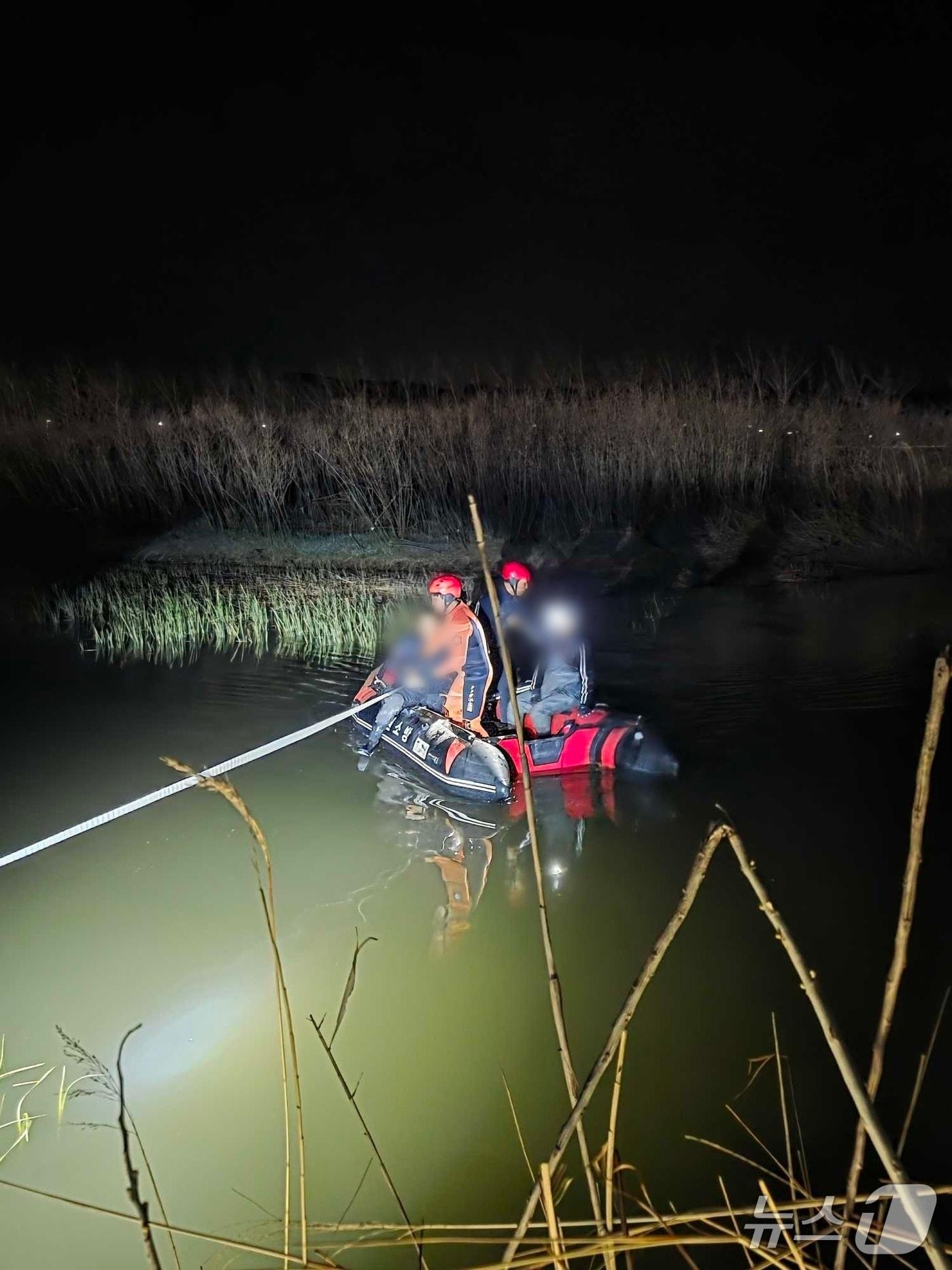 본문 이미지 - 강원도 양양 조산리 남대천 낚시객 고립.(강원도소방본부 제공, 재판매 및 DB 금지) 2026.4.12/뉴스1