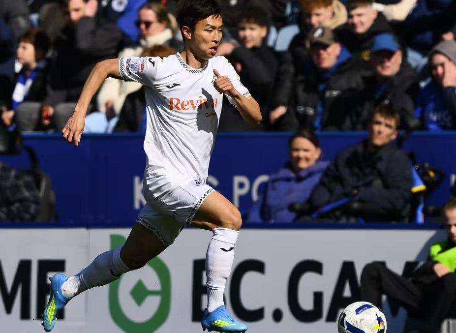 본문 이미지 -  드리블 돌파하는 엄지성(스완지 제공)