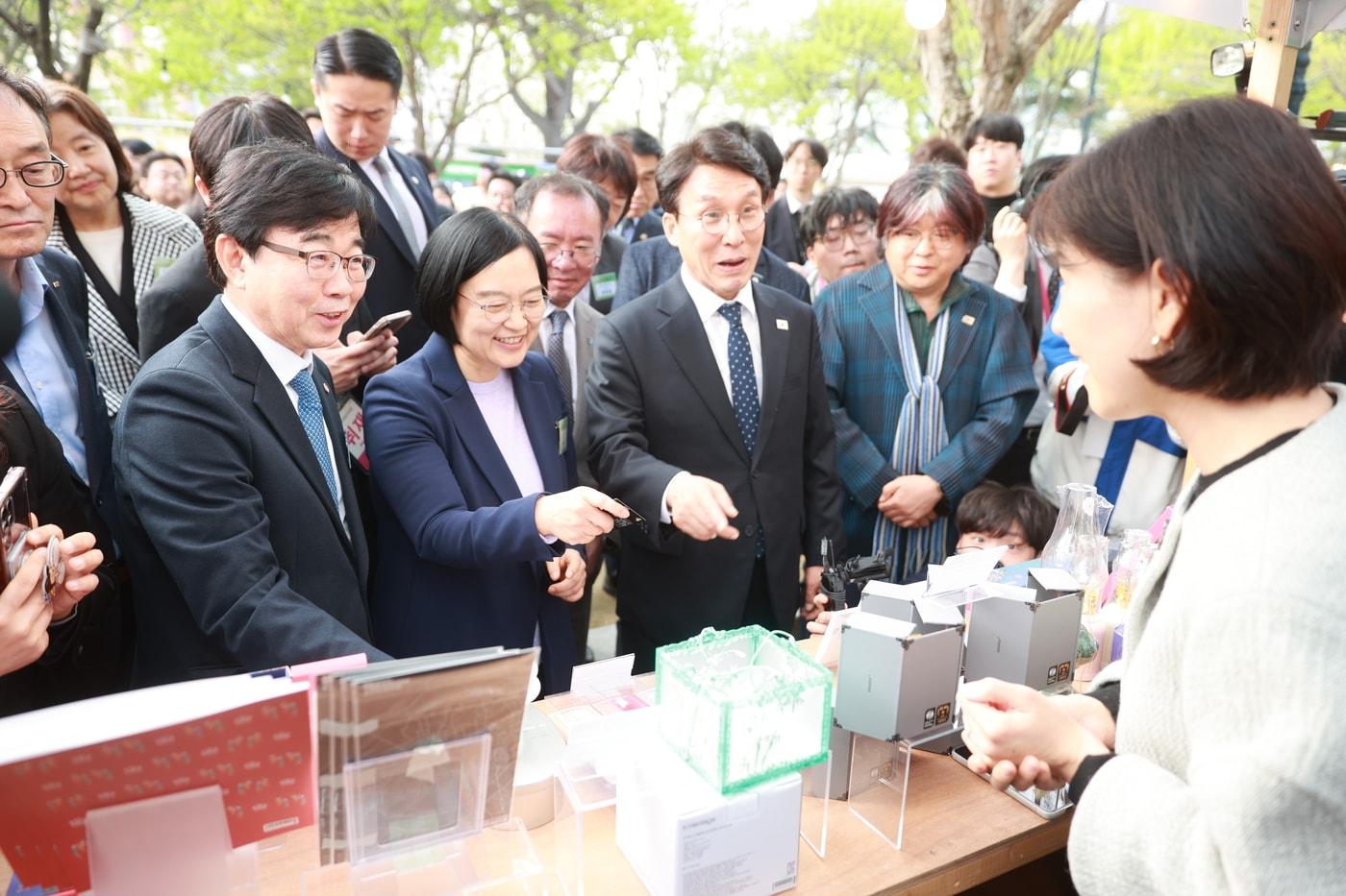 본문 이미지 - 김민석 국무총리와 한성숙 중소벤처기업부 장관이 11일 전북 전주시 전주실내체육관에서 열린 '4월 동행축제 개막식'에서 소상공인 부스를 보고 있다.(중소벤처기업부 제공)