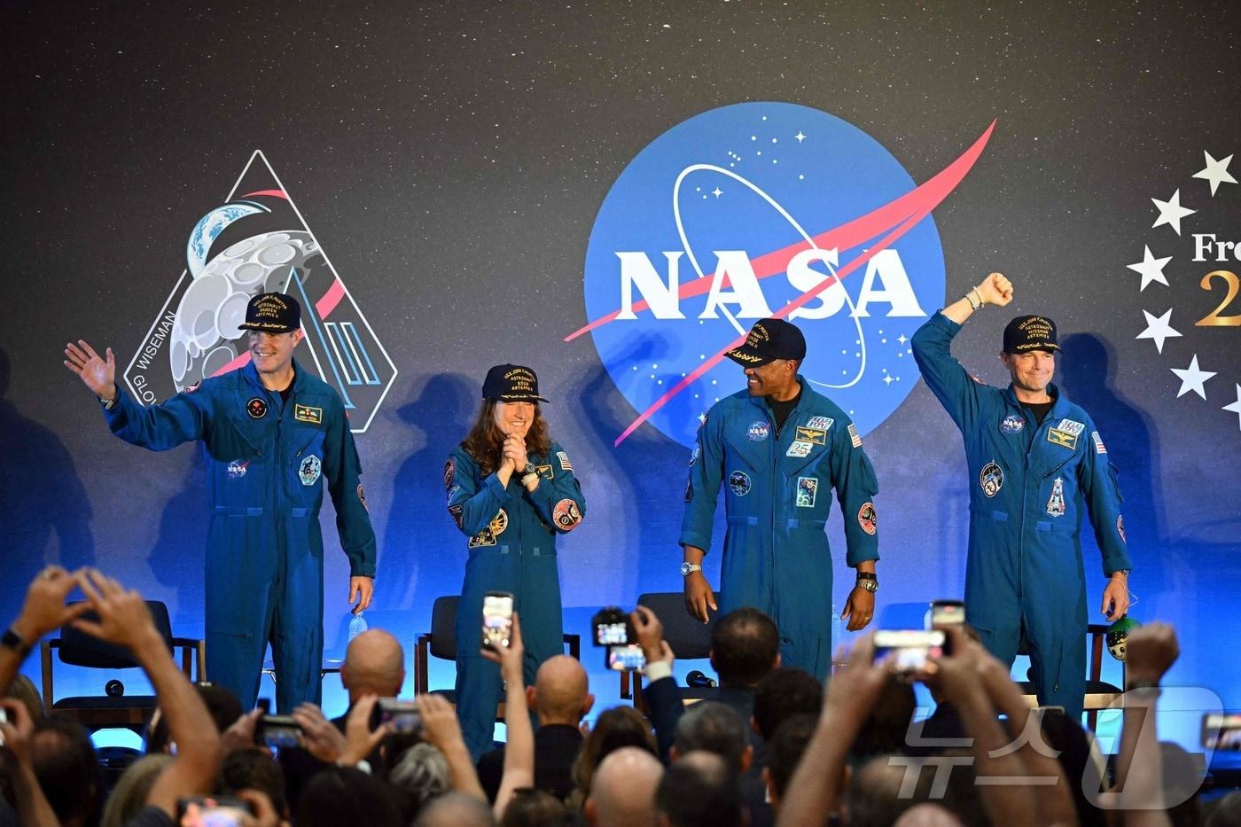 본문 이미지 - 미국 항공우주국(NASA) 우주탐사선 ‘아르테미스 2호’에 탑승했던 우주비행사들이 11일(이하 현지시간) 미국 텍사스주 휴스턴에서 열린 환영식에 참석했다. 아르테미스 2호는 10일 귀환했다.2026.4.12 ⓒ AFP=뉴스1