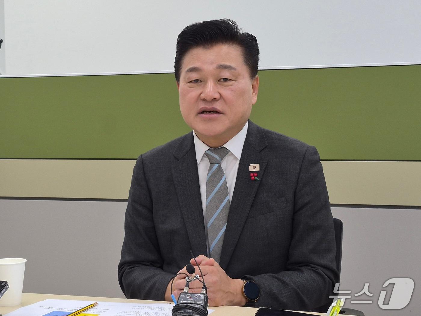 본문 이미지 - 더불어민주당 충북지사 후보로 선출된 신용한 대통령 직속 지방시대 부위원장.