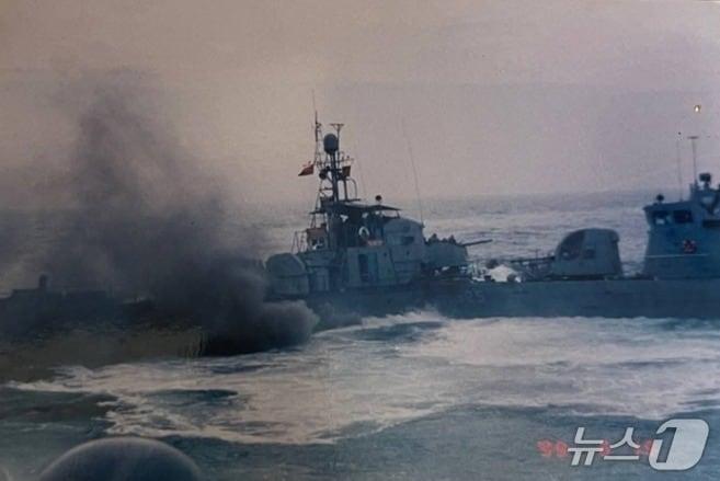 본문 이미지 - 제1연평해전에서 작전 중인 참수리 325호정. (유용원 국민의힘 의원실 제공)