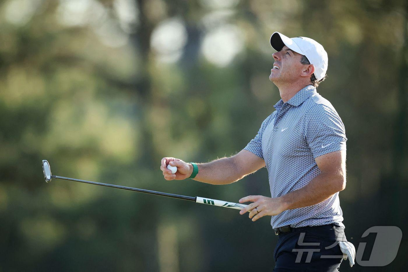 본문 이미지 - 로리 매킬로이가 12일(한국시간) 열린 마스터스에서 한 타를 잃으며 캐머런 영에게 공동 선두를 허용했다. ⓒ AFP=뉴스1