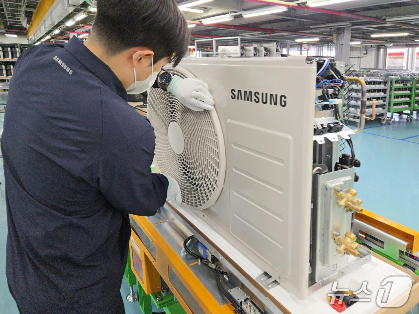 본문 이미지 - 삼성전자가 다가오는 더위로 급증하는 에어컨 수요에 신속히 대응하기 위해 에어컨 생산라인을 풀가동 했다(삼성전자 제공)