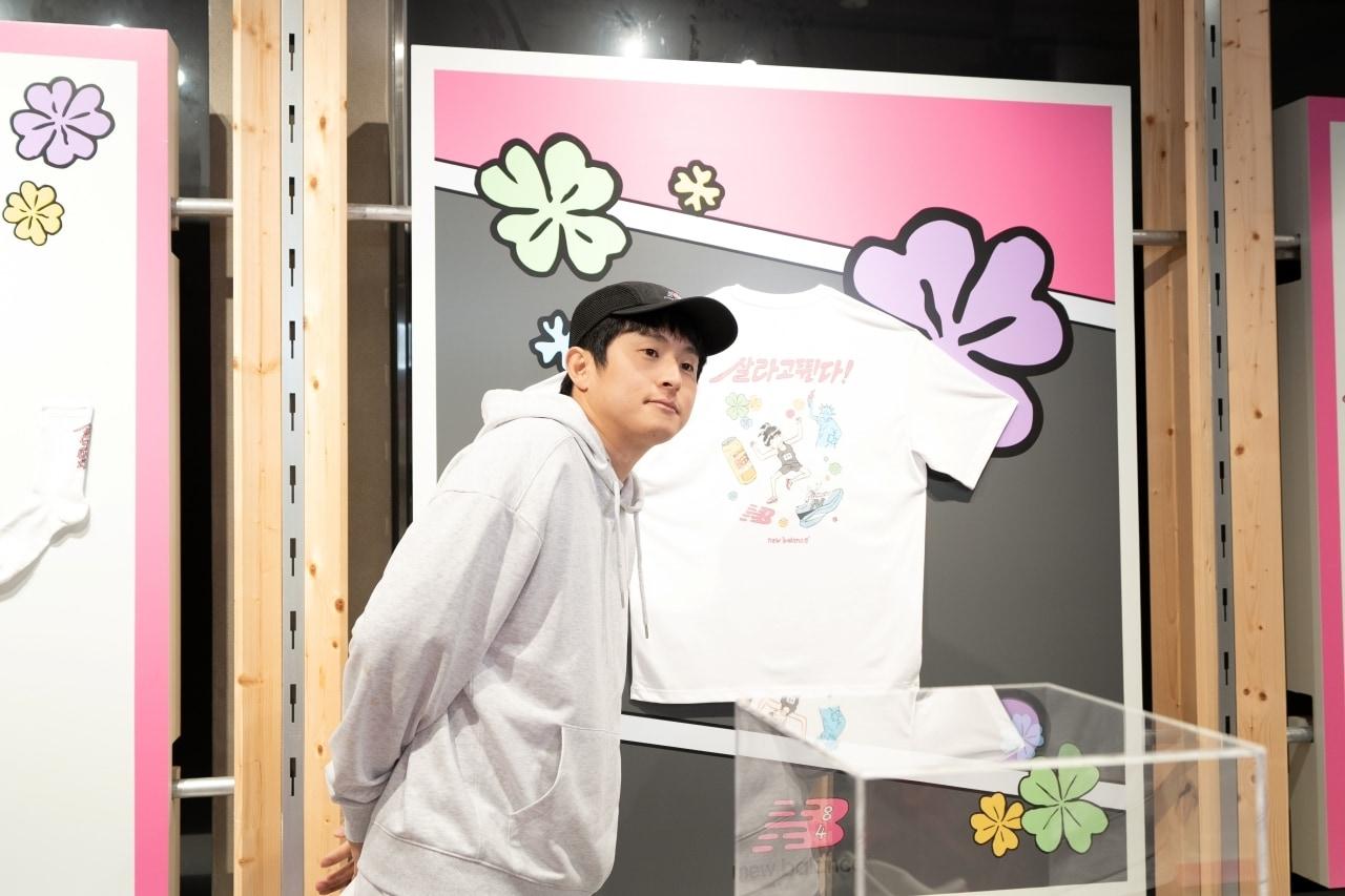 본문 이미지 - 기안 84가 뉴발란스 성수점 팝업스토어에서 포즈를 취하고 있다.(이랜드월드 제공)