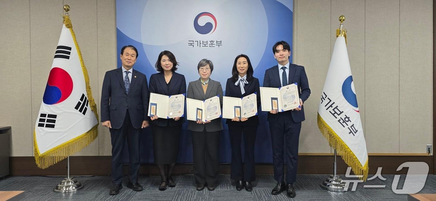 본문 이미지 - 권오을 국가보훈부 장관이 지난 10일 서울 용산구 서울지방보훈청에서 열린 '제1회 특별성과 포상식'에서 성과 우수자들과 기념촬영을 하고 있다. (국가보훈부 제공)