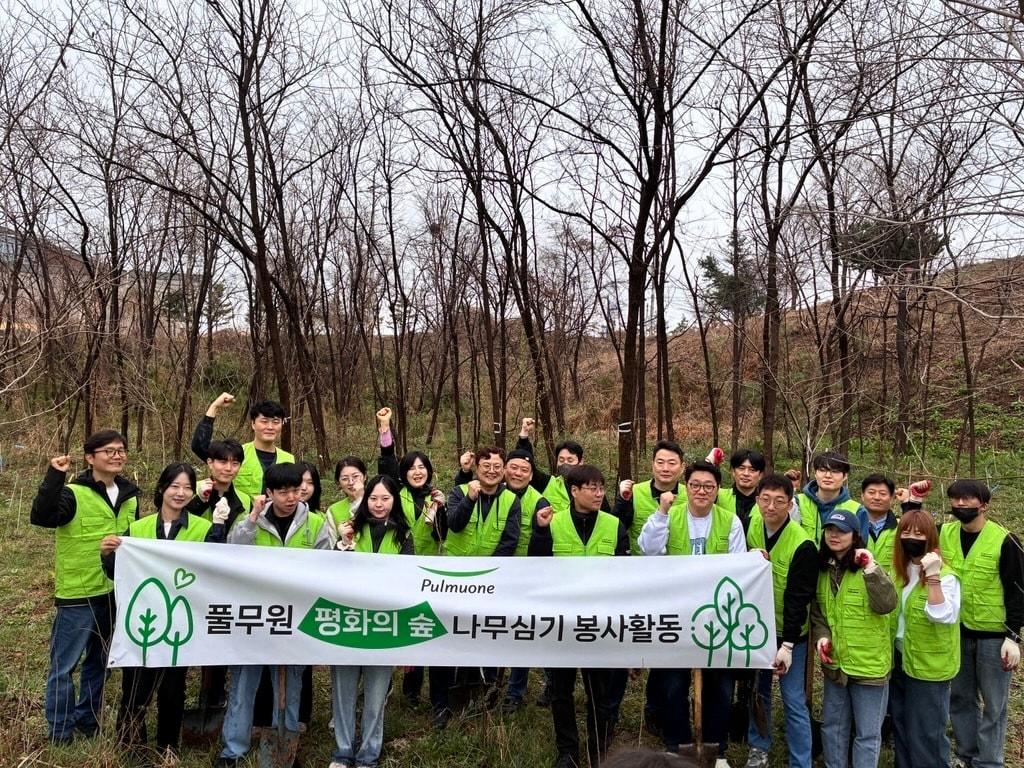 본문 이미지 - 숲 가꾸기 사회공헌활동 기념사진.(풀무원 제공)