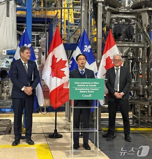 본문 이미지 - 오상영 에코프로 캐나다법인장 상무가 끌로드 그웨 캐나다 에너지 천연자원부 의원, 쟈크 람세이 캐나다 공공안전부 의원과 함께 배터리 R&D 과제 인센티브 지원 공식 발표 행사에 참여한 모습(에코프로 제공)