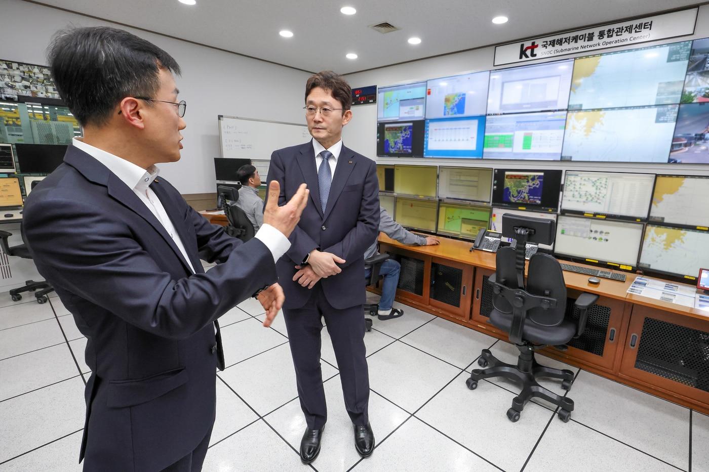 본문 이미지 - 박윤영 KT 대표가 지난 10일 부산 KT국제통신센터를 방문해 국제해저케이블 데이터 트래픽 운용 상황을 점검하고 있다.(KT 제공. 재판매 및 DB금지)2026.4.12 ⓒ 뉴스1