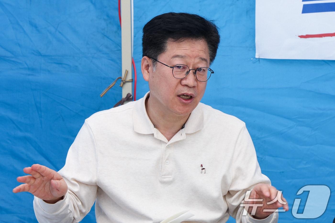 본문 이미지 - 6·3 지방선거 더불어민주당 전북지사 경선에서 낙마한 안호영 더불어민주당 의원이 12일 오전 서울 여의도 국회 본관 앞에서 이원택 전북지사 후보의 '식비 대납 의혹'과 관련해 당 지도부를 향해 윤리감찰단의 재감찰을 촉구하는 단식 농성을 하고 있다. 2026.4.12 ⓒ 뉴스1 임지훈 인턴기자