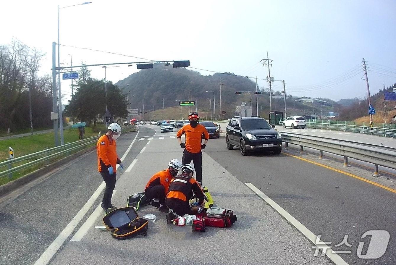본문 이미지 - 전북 임실군 관촌면 오토바이와 보행자 추돌 사고 현장.(전북소방본부 제공. 재판매 및 DB금지)