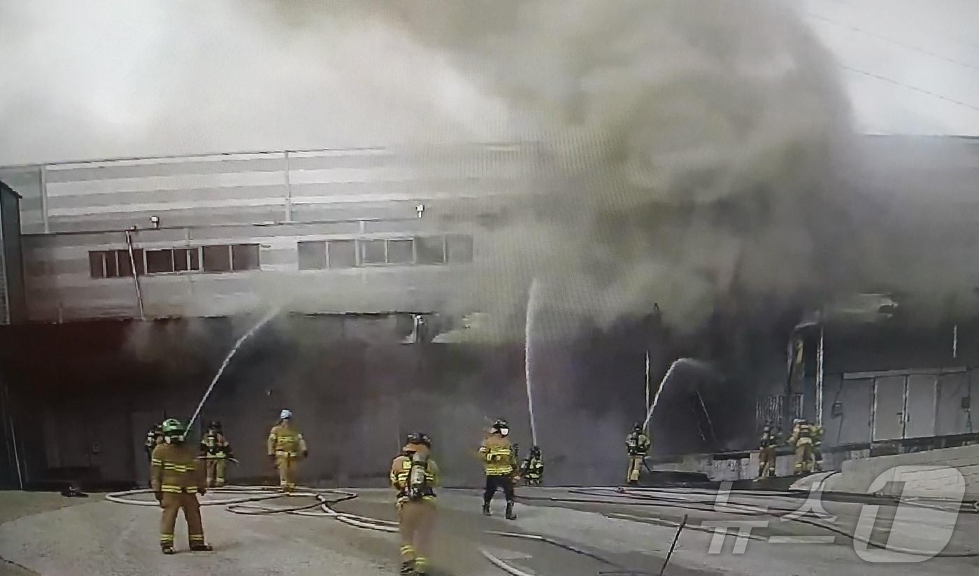 본문 이미지 - 12일 오전 8시 25분쯤 전남 완도군 군외면 원동리의 한 냉동창고에서 불이 나 소방당국이 진화작업을 벌이고 있다. (전남소방본부 제공. 재판매 및 DB금지) 2026.4.12 ⓒ 뉴스1 