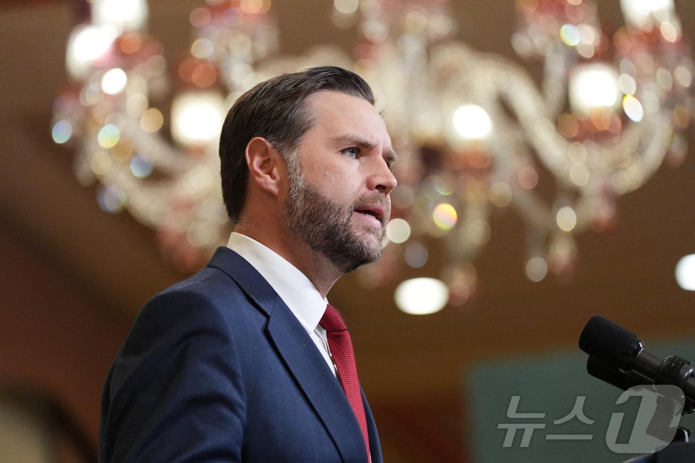 본문 이미지 - J.D. 밴스 미국 부통령이 12일(현지시간) 파키스탄 이슬라마바드에서 이란 대표단을 회담을 벌인 뒤 연 기자회견에서 발언하고 있다. 2026.04.12 ⓒ 로이터=뉴스1