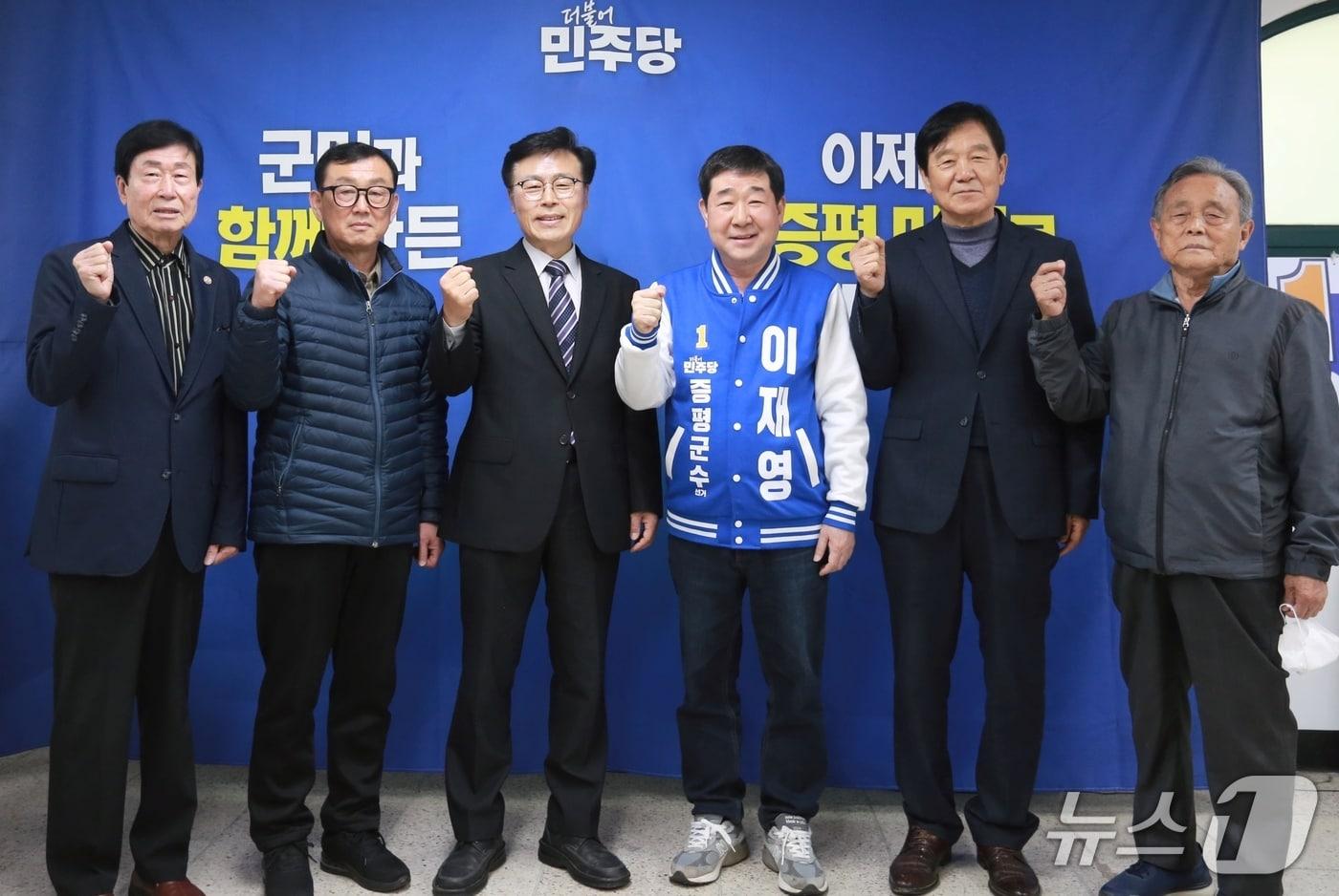 본문 이미지 - 이재영 더불어민주당 증평군수 예비후보 지지를 선언하는 김문종 전 예비후보.(이재영 예비후보 캠프 제공. 재판매 및 DB금지)