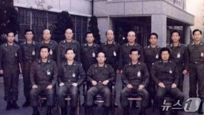 본문 이미지 - 12·12 군사반란 가담자들이 군사반란 성공 후인 1979년 12월 14일 서울 보안사령부에서 기념촬영을 하고 있다. (온라인 커뮤니티 갈무리)