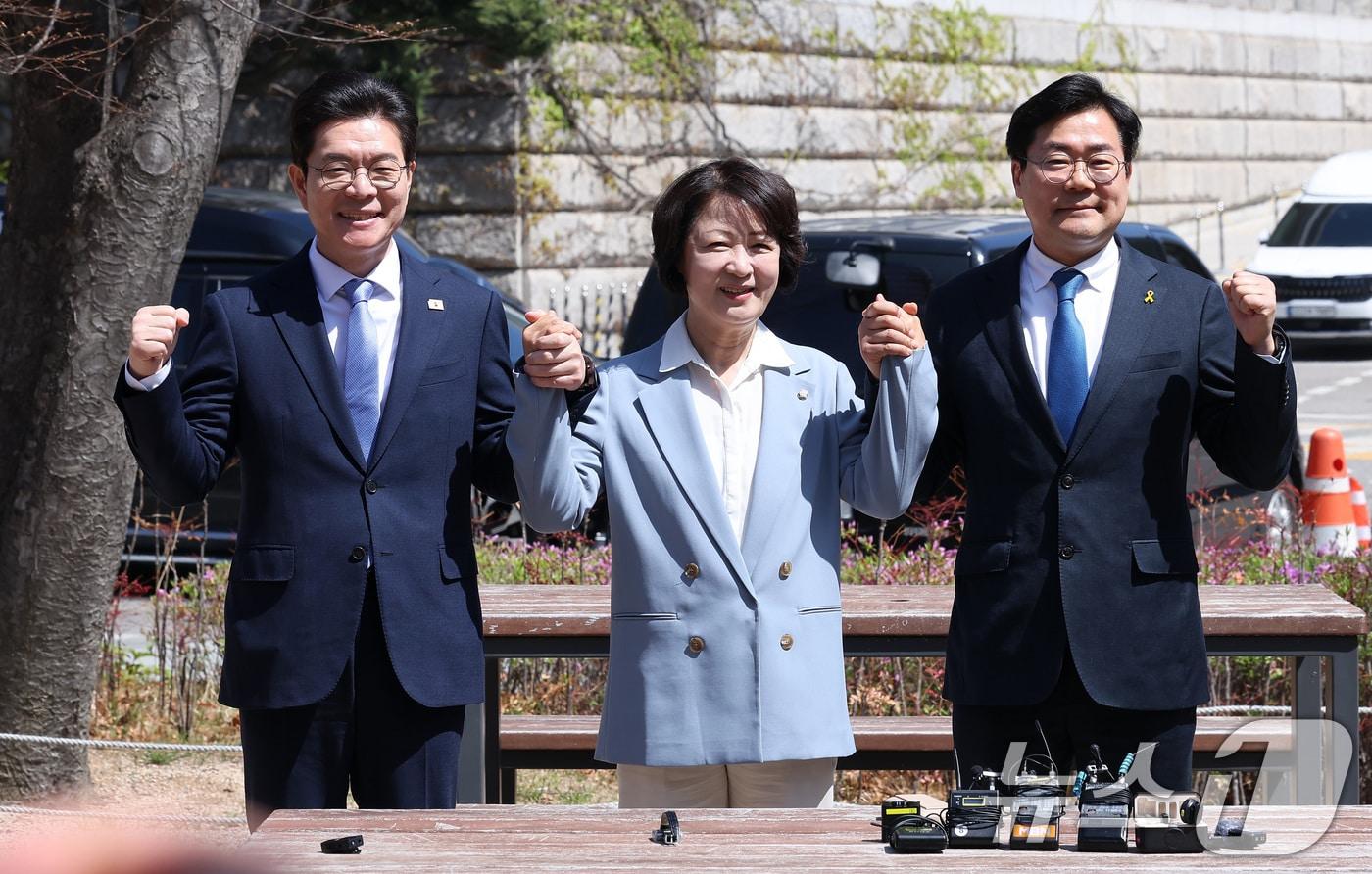 본문 이미지 - 6·3 지방선거 더불어민주당 정원오 서울시장 후보(왼쪽부터), 추미애 경기도지사 후보, 박찬대 인천시장 후보가 12일 서울 여의도 국회 소통관 앞 벤치에서 열린 수도권 광역단체장 후보 '원팀 간담회'에서 손을 잡고 포즈를 취하고 있다. ⓒ 뉴스1 김성진 기자
