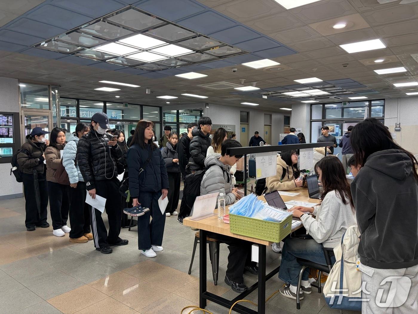 본문 이미지 - 인하대 생활관 입사 학생들이 전입신고 접수를 하고 있다.(인하대 제공. 재배포 및 DB금지)2026.4.12/뉴스1