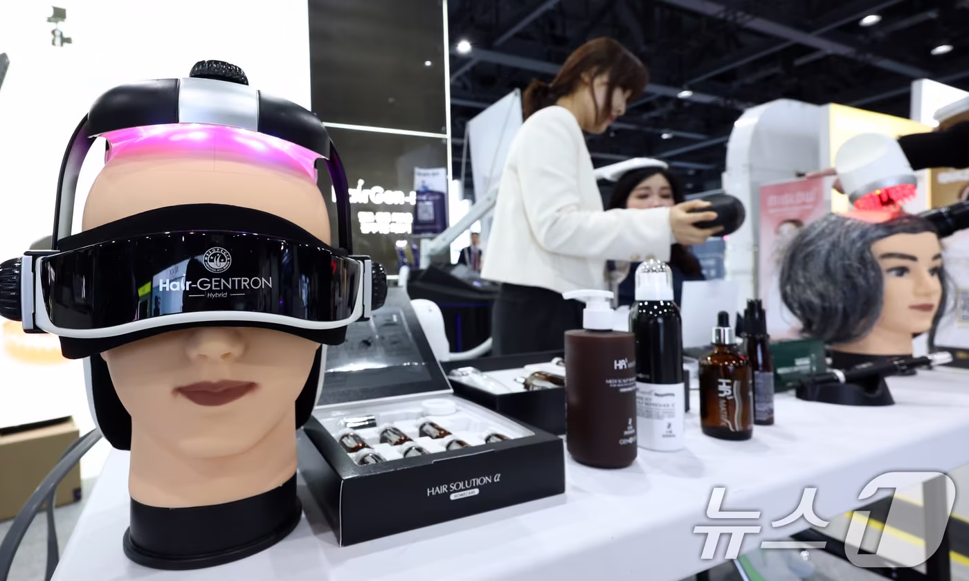 본문 이미지 - 지난 4월 서울 강서구 코엑스 마곡에서 열린 대한미용성형레이저의학회 미용의료기기 박람회에서 관람객들이 부스를 살펴보고 있다. (사진은 기사 내용과 무관함) / 뉴스1 ⓒ News1  
