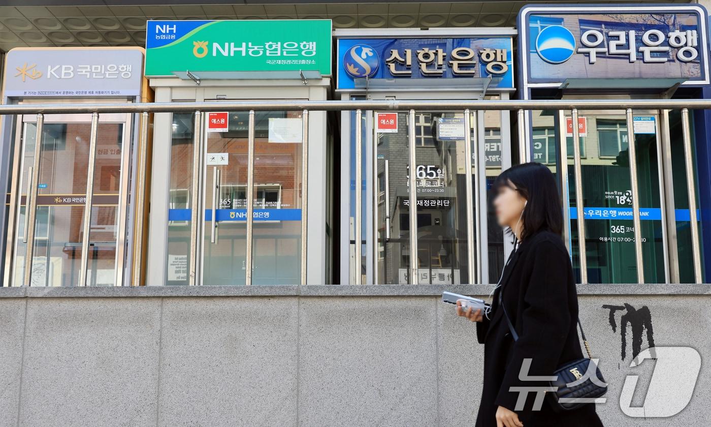 본문 이미지 -  12일 서울 시내의 주요 은행 ATM기기들이 운영되고 있다. 2026.4.12 ⓒ 뉴스1 이호윤 기자
