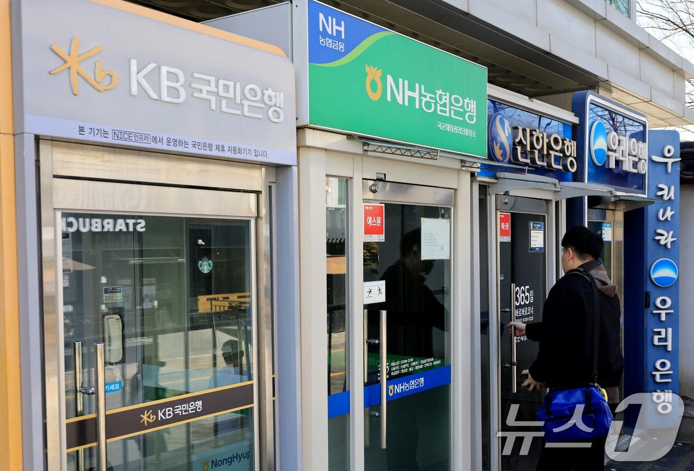 본문 이미지 - 서울 시내의 마련된 주요 은행 ATM기기를 시민이 이용하고 있다.  2026.4.12 ⓒ 뉴스1 이호윤 기자