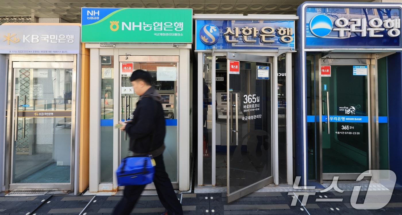 본문 이미지 -  12일 서울 시내의 마련된 주요 은행 ATM기기를 시민이 이용하고 있다.  2026.4.12 ⓒ 뉴스1 이호윤 기자