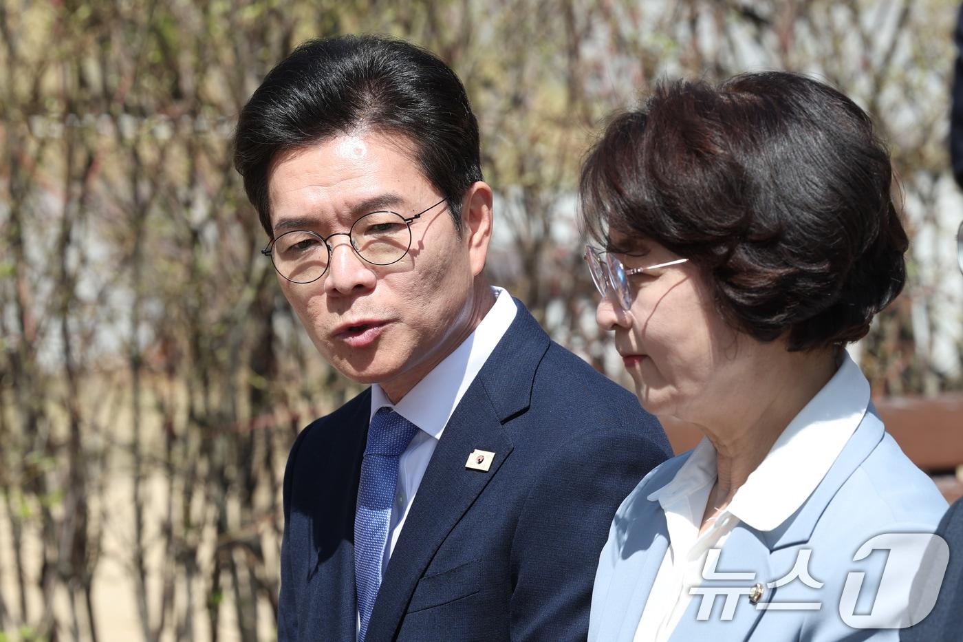 본문 이미지 - 정원오 더불어민주당 서울시장 후보가 12일 서울 여의도 국회 소통관 앞에서 열린 '원팀 간담회'에서 모두발언을 하고 있다. ⓒ 뉴스1 임지훈 인턴기자