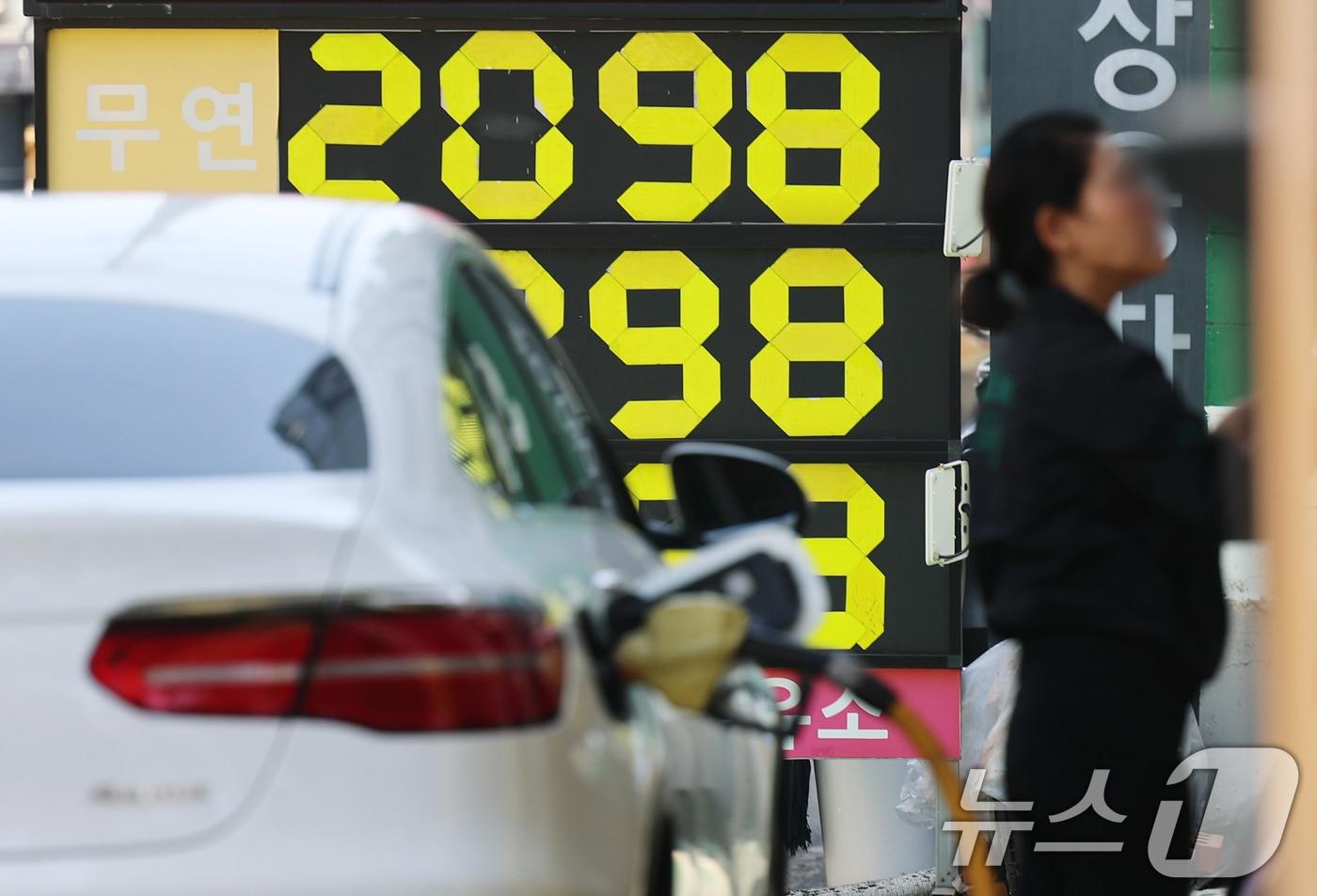 본문 이미지 - 3차 석유 최고가격제 시행 사흘째인 12일 서울 성북구의 한 주유소에 유가 정보가 표시돼 있다. 한국석유공사 유가정보시스템 오피넷에 따르면 이날 오전 10시 기준 리터(ℓ)당 전국 휘발유 평균 가격은 전날 대비 0.73원 상승한 1992.27원으로 집계됐다. 전국 최고가는 2498원, 최저가는 1839원이다. 2026.4.12 ⓒ 뉴스1 오대일 기자
