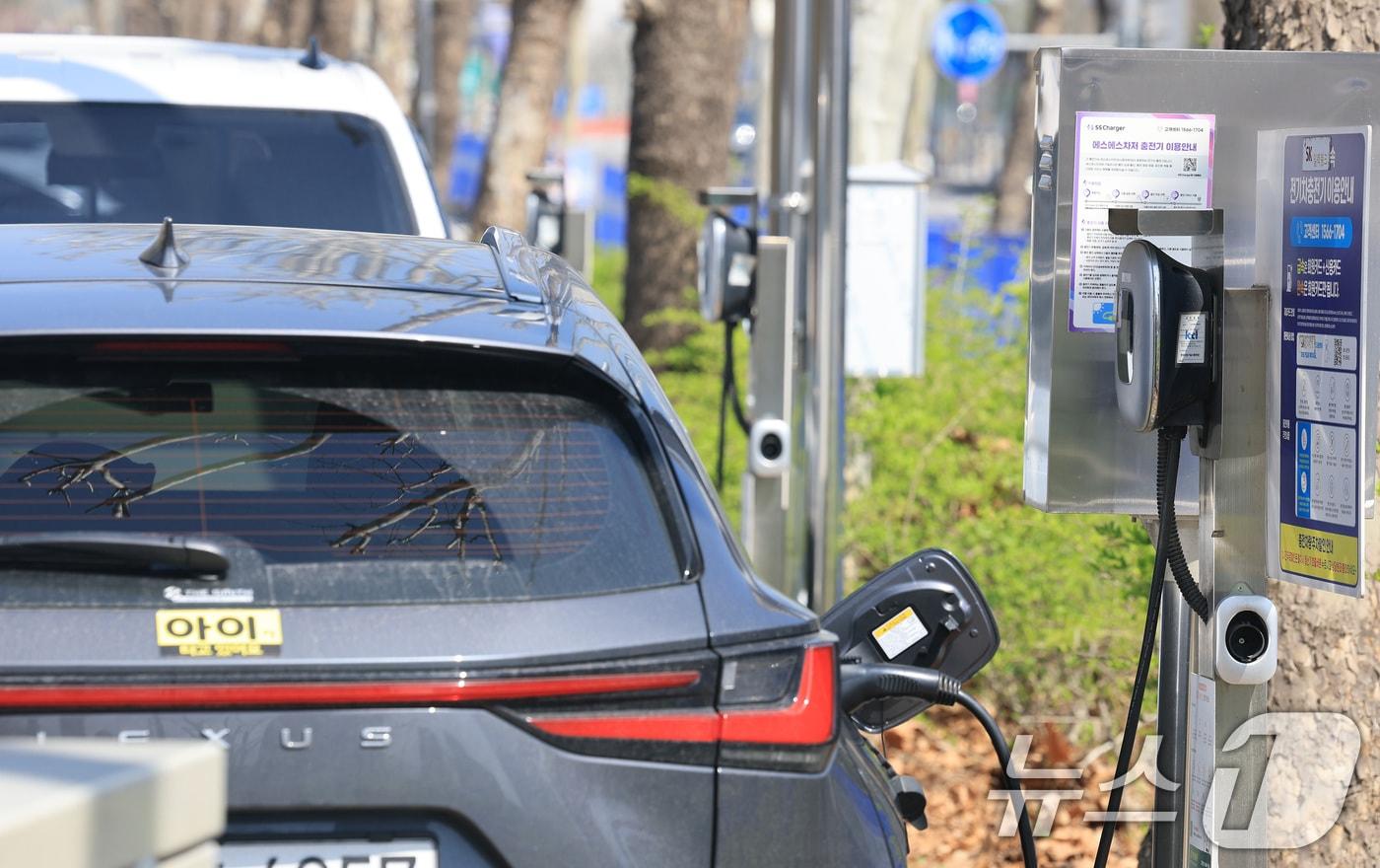 본문 이미지 - 전기차 충전 모습. 2026.4.12 ⓒ 뉴스1 임세영 기자