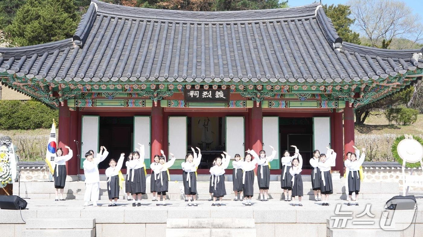 본문 이미지 - 12일 강원 춘천 의암 류인석 기념관에서 열린 제42회 의암제에서 예원리틀싱어즈 어린이합창단의 공연이 펼쳐지고 있다.(춘천시 제공, 재판매 및 DB 금지) 2026.4.12/뉴스1