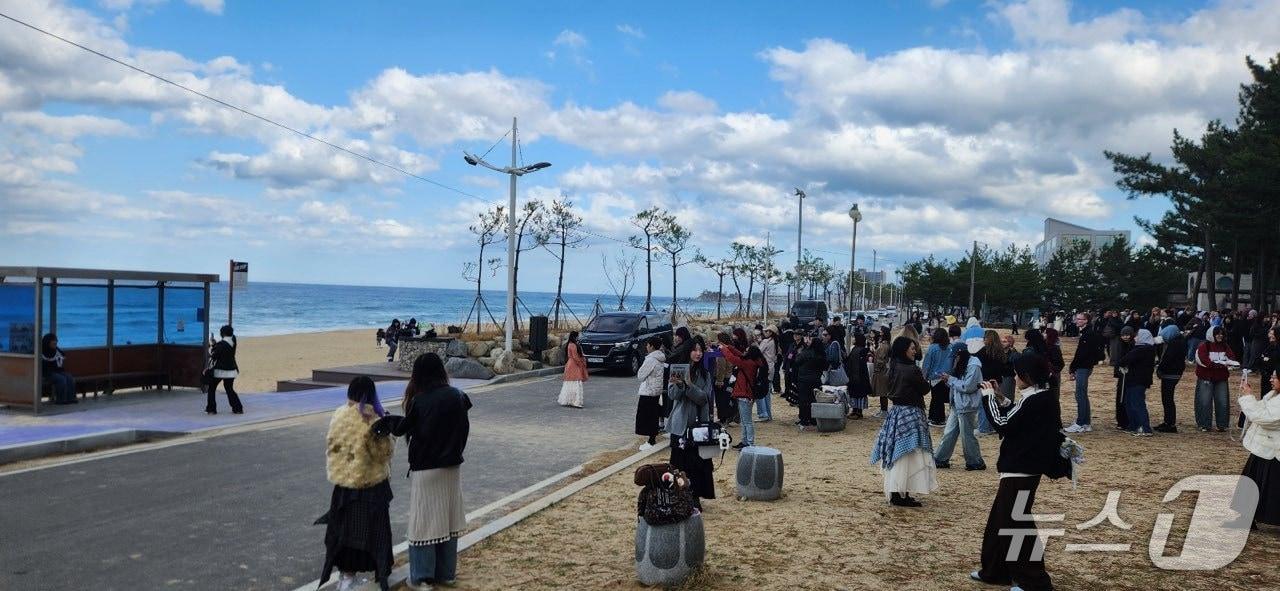 본문 이미지 - 강원 강릉시 주문진읍 향호해변 BTS 버스정류장이 외국인 관광객들로 가득하다.(강릉시 제공, 재판매 및 DB 금지) 2026.4.12/뉴스1