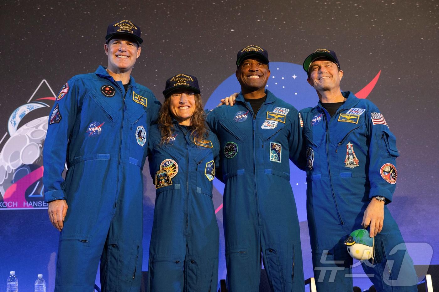 본문 이미지 - NASA 우주비행사 크리스티나 코흐, 빅터 글로버, 리드 와이즈먼, 캐나다 우주국(CSA) 우주비행사 제레미 한센으로 구성된 아르테미스 2 승무원들이 11일(현지시간) 미국 텍사스주 휴스턴에서 열린 환영행사에 참석해 기념촬영을 하고 있다. 임무를 마친 아르테미스 2호는 10일 무사히 귀환했다. ⓒ 로이터=뉴스1