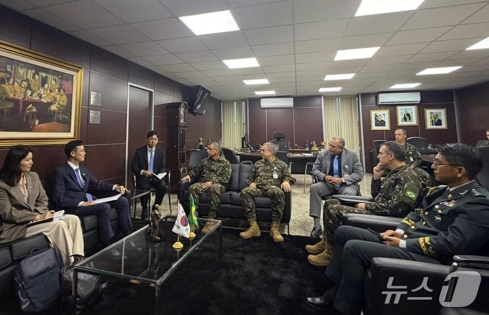 본문 이미지 - 방산협력 사절단이 프란시스코 움베토 몬테네그로 주니어 브라질 육군참모총장과 만나 방산협력을 논의하고 있다.  (방위사업청 제공)