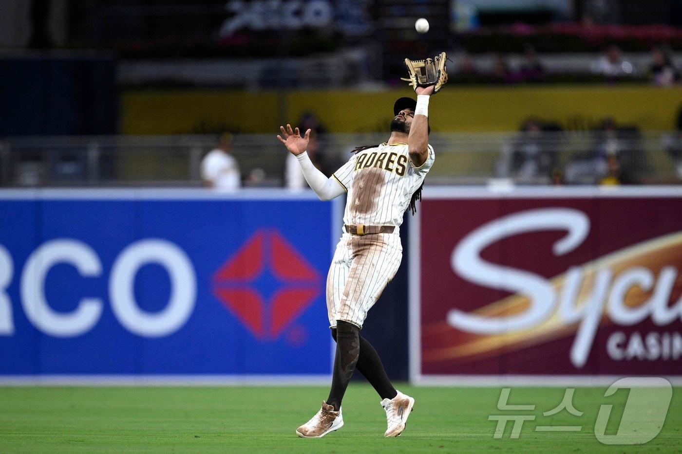 본문 이미지 - 샌디에이고 파드리스의 페르난도 타티스 주니어가 12일(한국시간) 열린 2026 메이저리그 콜로라도 로키스전에서 2루수로 선발 출전했다. ⓒ AFP=뉴스1