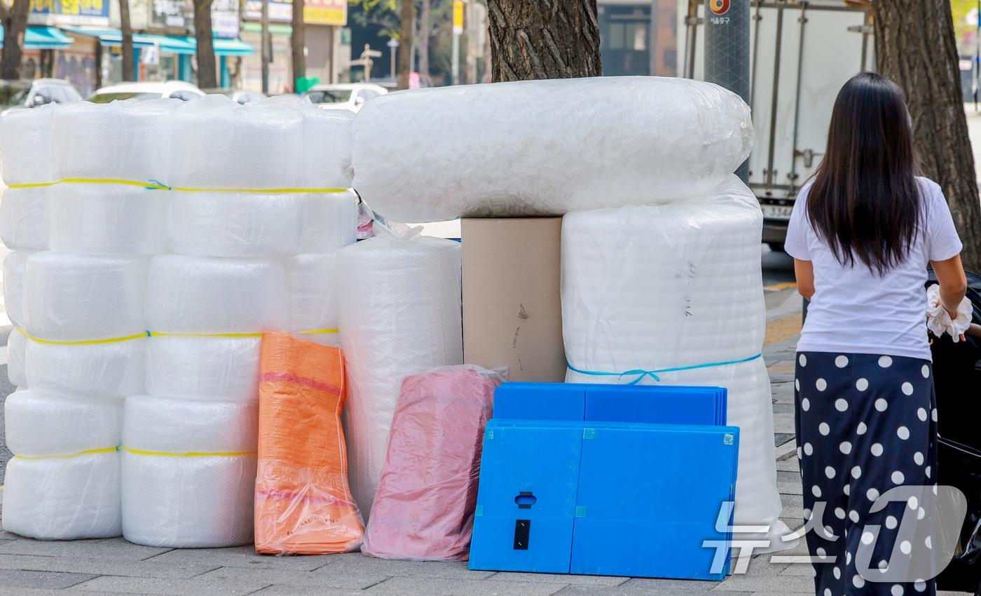 본문 이미지 - 12일 서울 중구 방산시장 한 매장에 제품들이 진열돼 있다. 중동 전쟁 여파로 나프타 등의 원료로 하는 폴리에틸렌(PE)·폴리프로필렌(PP) 계열 제품의 가격 상승이 계속되자 정부와 국회는 가격 급등이 두드러진 농업용 비닐에 대해서 154억 원 규모의 추가경정예산을 편성해 긴급 지원에 나서고 있다. 2026.4.12 ⓒ 뉴스1 이호윤 기자