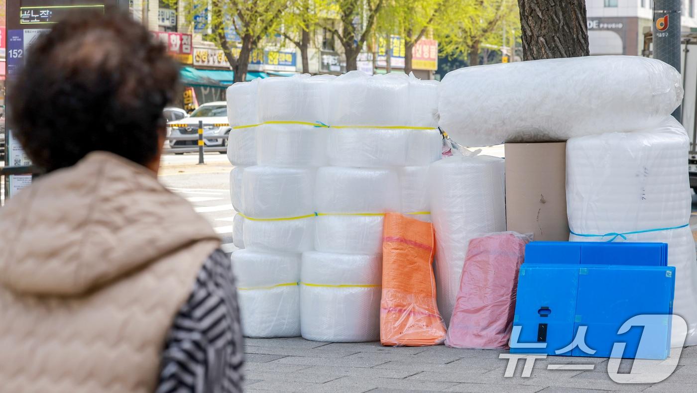 본문 이미지 - 12일 서울 중구 방산시장 한 매장에 제품들이 진열돼 있다. 중동 전쟁 여파로 나프타 등의 원료로 하는 폴리에틸렌(PE)·폴리프로필렌(PP) 계열 제품의 가격 상승이 계속되자 정부와 국회는 가격 급등이 두드러진 농업용 비닐에 대해서 154억 원 규모의 추가경정예산을 편성해 긴급 지원에 나서고 있다. 2026.4.12 ⓒ 뉴스1 이호윤 기자