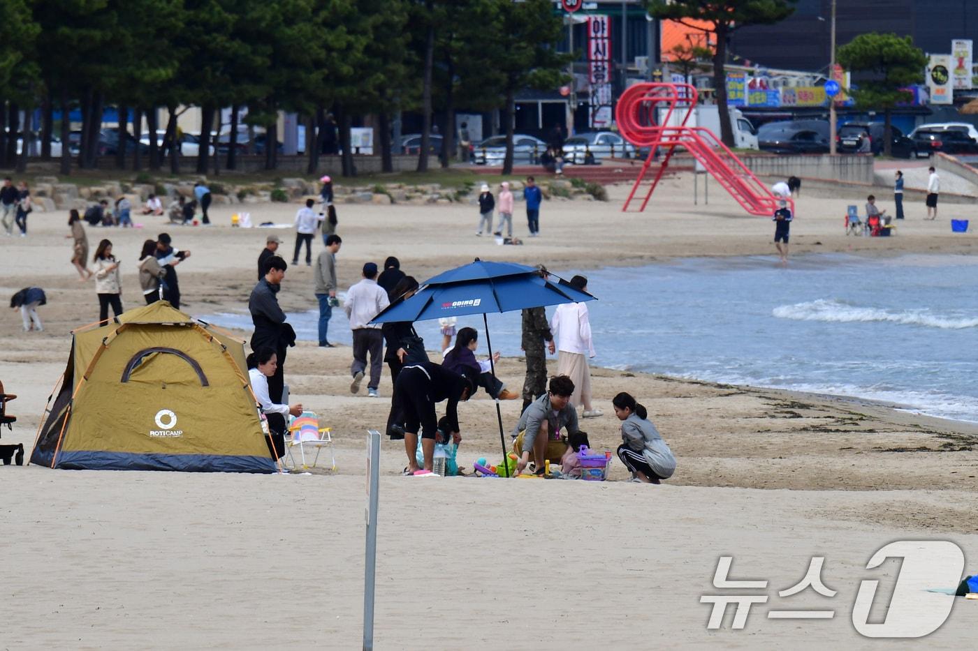 본문 이미지 - 12일 경북 포항시 북구 영일대해수욕장 백사장에서 시민과 관광객들이 따뜻한 봄 날씨를 즐기고 있다. 2026.4.12 ⓒ 뉴스1 최창호 기자